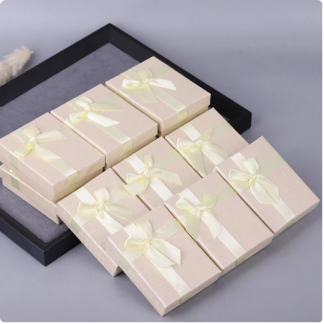 Ajándékdoboz Bézs